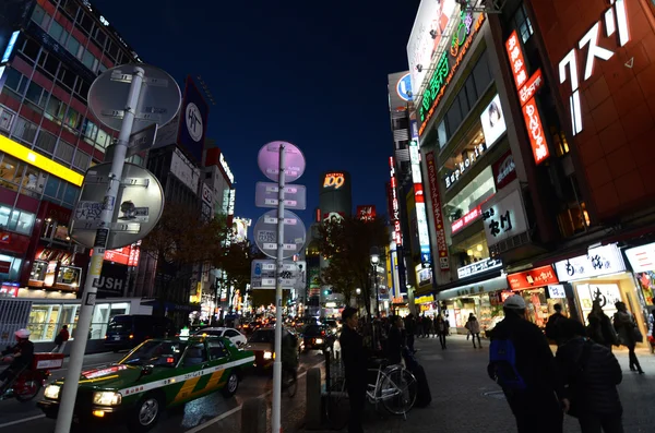 Tokyo, japan - 28 november: shibuya is bekend als een centrum van de mode jeugd in japan — Stockfoto