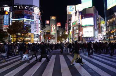 Tokyo - 28 Kasım: yayalar, shibuya bölgesi ünlü geçiş