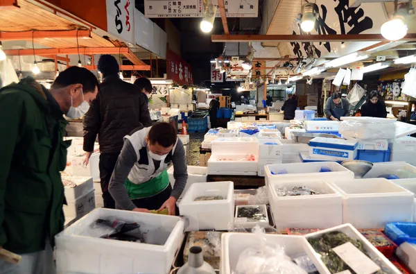 TOKIO - 26 NOV: Vendedores de mariscos en el Mercado Mayorista de Mariscos y Pescados de Tsukiji en Tokio Japón —  Fotos de Stock