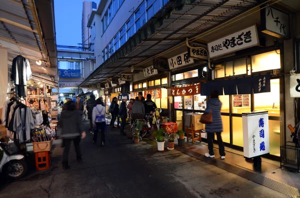 Tokyo - nov 26: shoppare besök Tsukijis fiskmarknad — Stockfoto