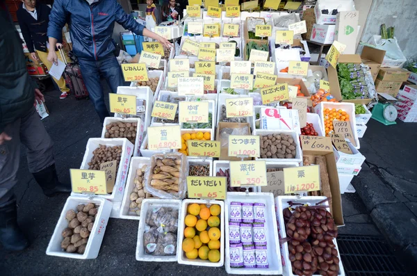 TOKIO, JAPÓN - 26 NOV 2013: El mercado de Tsukiji es un gran mercado de pescado, frutas y verduras en el centro de Tokio, Japón —  Fotos de Stock