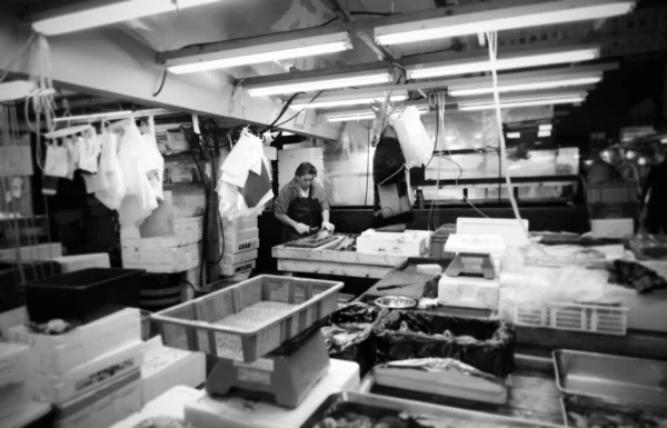 TOKYO- NOV 26: Trabajador procesando pescado en el Mercado Mayorista de Mariscos y Pescados de Tsukiji en Tokio —  Fotos de Stock