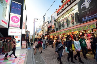 Tokyo - Kasım 24: insanlar, çoğunlukla gençler, yürümek-den geçerek takeshita dori harajuku tren istasyonu