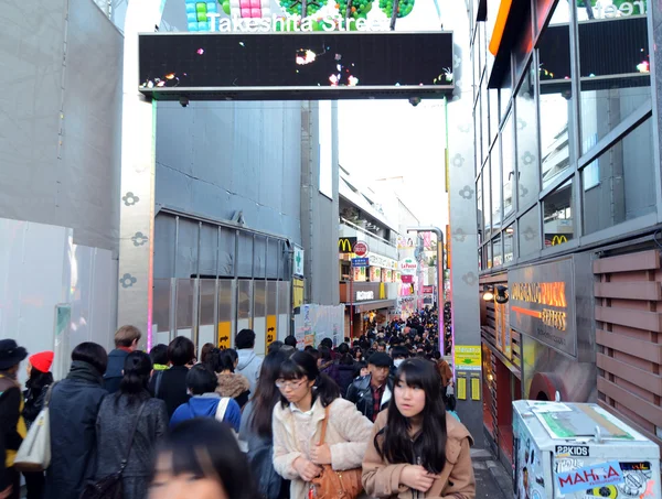 TOKYO, JAPÃO - NOV 24: Multidão na rua Takeshita Harajuku em Tóquio, Japão . — Fotografia de Stock