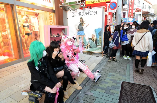 TOKYO - NOV 24 2013: Japanese girls in cosplay outfit gather around Harajuku train station in Tokyo — Stock Photo, Image
