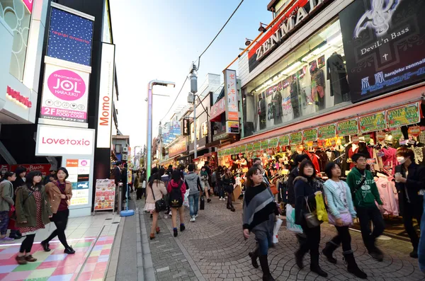 Tokyo - nov 24: människor, främst ungdomar, gå igenom takeshita dori nära harajuku järnvägsstation — Stockfoto