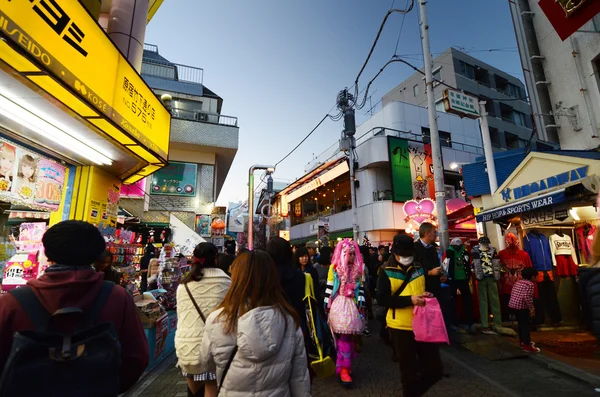 Tokyo, japan - nov 24: menigte op takeshita straat harajuku in tokyo, japan — Stockfoto