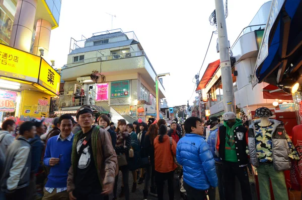 โตเกียว 24 พฤศจิกายน: ผู้คนส่วนใหญ่เป็นเด็ก ๆ เดินผ่าน Takeshita Dori ใกล้กับสถานีรถไฟฮาราจูกุ — ภาพถ่ายสต็อก