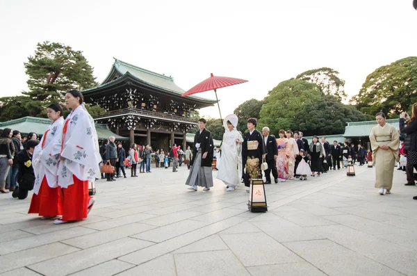 TOKYO, JAPÃO-NOV 20: Uma cerimônia de casamento japonesa no Santuário Meiji Jingu — Fotografia de Stock