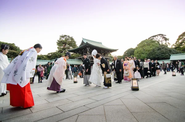 TOKYO, JAPAN-NOV 20: A Japanese wedding ceremony at Meiji Jingu Shrine — стоковое фото