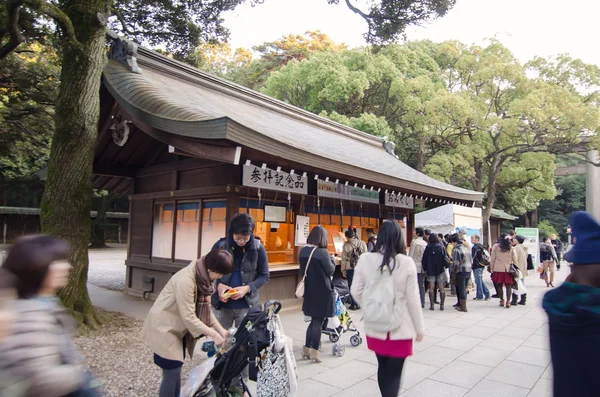 HARAJUKU, TOKYO - NOV 20 : Les gens visitent Stall vendant bonne chance — Photo