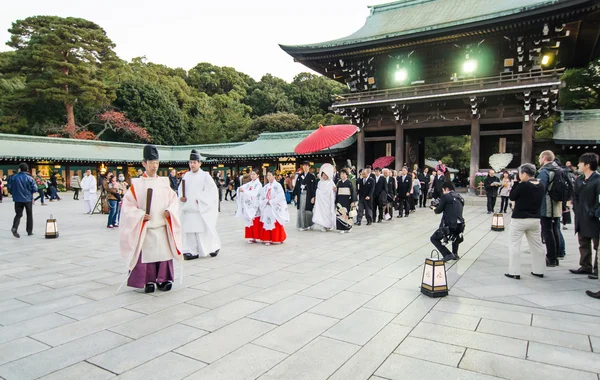 HARAJUKU, TOKIO - 20 NOV: Celebración de una ceremonia de boda típica — Foto de Stock