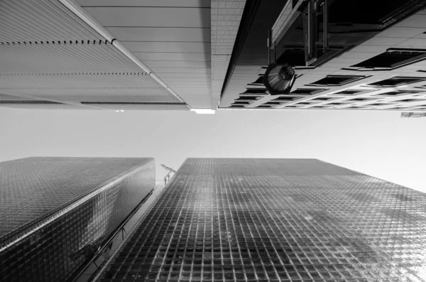 Worm eye view van glas blok moderne gebouw — Stockfoto