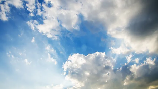 Himmel mit Wolken und Sonne — Stockfoto