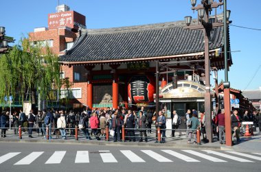 Tokyo, Japonya - 21 Kasım: Budist yapıyı heybetli özellikleri boyalı büyük kağıt fener