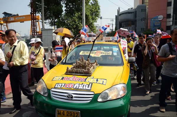 BANGKOK - DIC 9: Manifestantes antigubernamentales marchan a la Casa de Gobierno — Foto de Stock