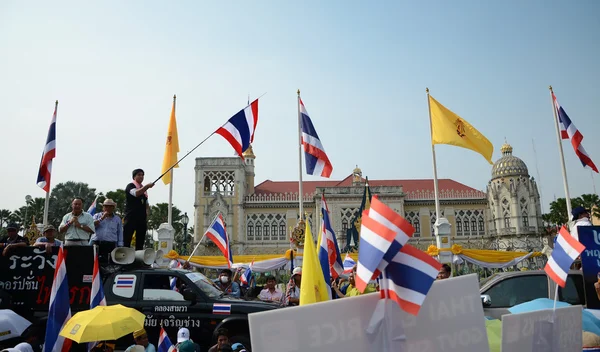 BANGKOK - DEC 9 : protesters attend a large anti-government outside Government House — Stock Photo, Image