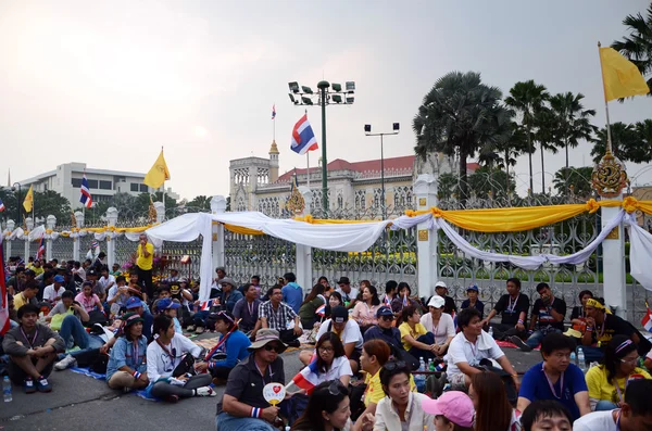 BANGKOK - DEC 9: manifestantes assistem a um grande anti-governo fora da Casa do Governo — Fotografia de Stock