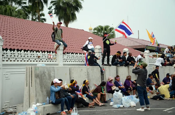 BANGKOK - DIC 9: manifestantes asisten a un gran anti-gobierno fuera de la Casa de Gobierno — Foto de Stock