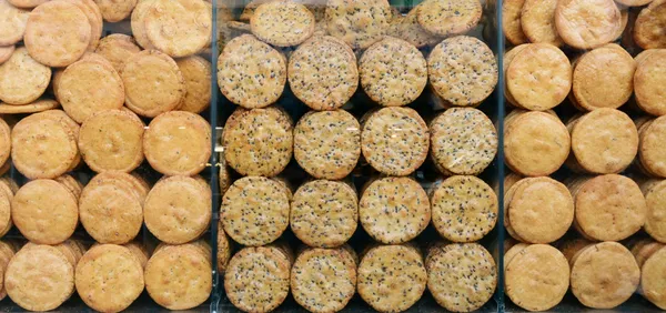 Sembei de arroz doce, um tipo de biscoitos tradicionais japoneses de arroz — Fotografia de Stock