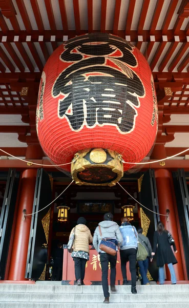 大红色的纸灯笼，在浅草寺寺-东京，日本 — 图库照片