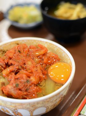 Japon sığır eti yumurta bir kase