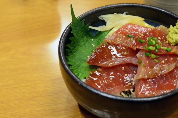 Japanse keuken, rauwe tonijn op rijst — Stockfoto