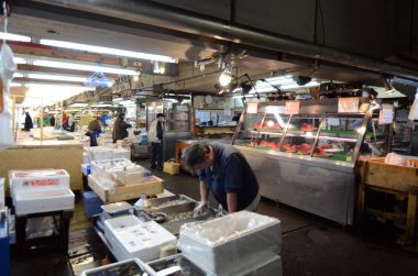 Tokyo - 26 Kasım: deniz ürünleri satıcıları, tsukiji balık toptan