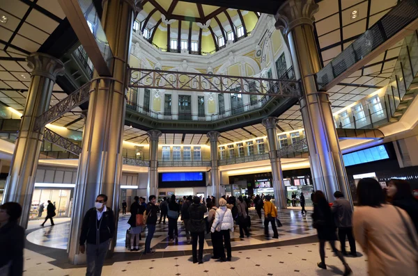 Tokyo - 26. nov: japanische völker in tokyo station — Stockfoto