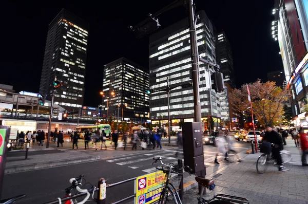 Tokio - 21. listopadu: lidé navštívit akihabara nákupní oblast — Stock fotografie