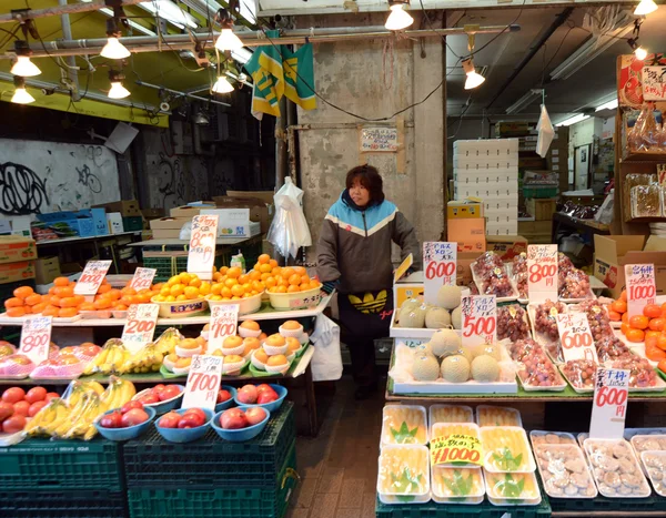 Tokyo, Japan - den 22 November, 2013: Ameyoko är marknadsgatan, som — Stockfoto