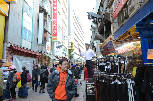 Токіо, Японія - 22 листопада 2013: Ameyoko є торговій вулиці, яка — стокове фото