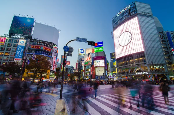 11 月 28 日東京都: 渋谷の有名な交差点で歩行者 — ストック写真