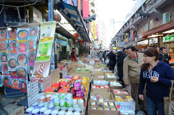 TOKIO, JAPÓN - 22 DE NOVIEMBRE DE 2013: Ameyoko es la calle del mercado en Tokio — Foto de Stock