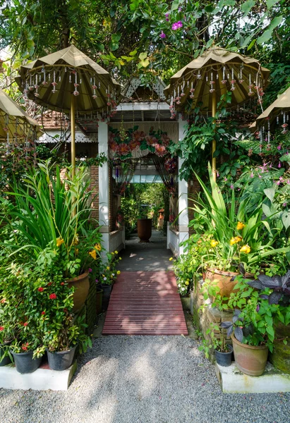 Portão natural no parque botânico — Fotografia de Stock