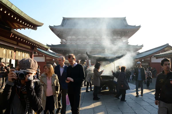 Tokyo, Japan - 21. Nov: Buddhisten versammeln sich um ein Feuer, entzünden Weihrauch und beten im Sensoji-Tempel — Stockfoto