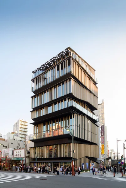 Tokyo -nov 21: niet-geïdentificeerde toeristen rond asakusa cultuur toeristische centrum — Stockfoto