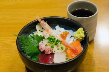 Japon pirinç pişmemiş deniz ürünleri (sashimi) stil