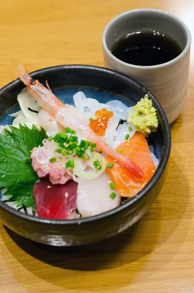 Riso ai frutti di mare grezzi (sashimi) in stile giapponese — Foto Stock