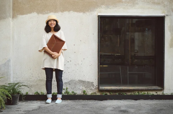 Jeune femme avec un sac à main en cuir — Photo