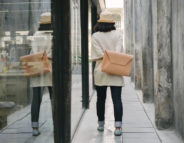 Молодая девушка моды с сумочкой — стоковое фото