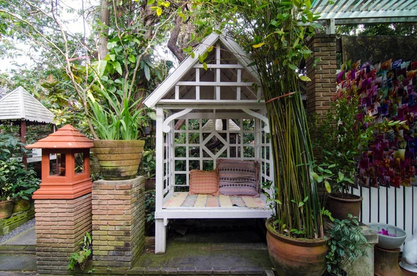 Vintage arbour i trädgården — Stockfoto