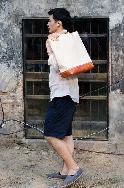 Hombre con bolsa de lona — Foto de Stock
