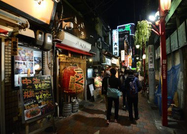 Tokyo, Japonya - 23 Kasım: yaya cadde bilinen dar yakatori sokak (omoide yokocho)