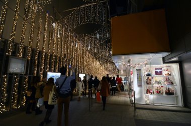 Tokyo - Kasım 23: shinjuku 23 Kasım 2013 tarihinde gece hayatı.