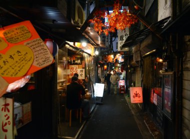Tokyo, Japonya - 23 Kasım: omoide yokocho bilinen dar Yaya Caddesi