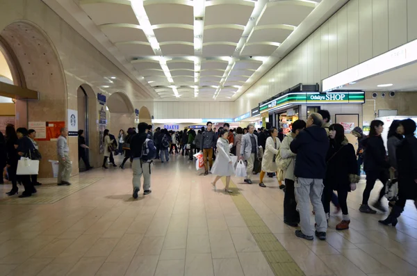 Tokyo -nov 23: människor som vandrar i Shinjukus tågstation — Stockfoto