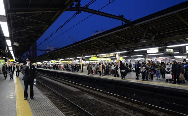 TOKYO-NOV 23: ora di punta alla stazione ferroviaria di Shinjuku — Foto Stock