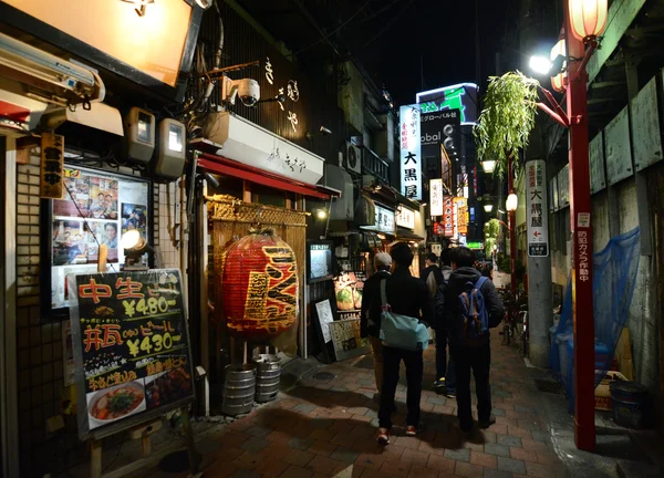 Tokio, Japonia - 23 listopada: wąskie wyłączonej z ruchu kołowego ulicy znany jako aleja w restauracji (omoide yokocho) — Zdjęcie stockowe