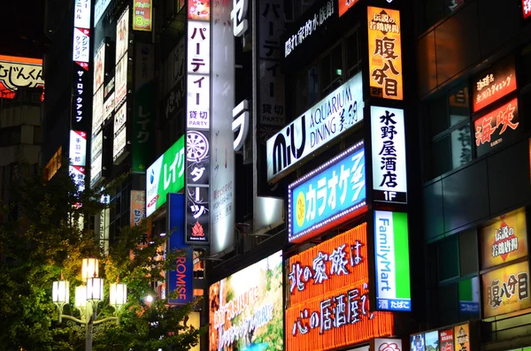 Tokyo, japan - 23 november 2013: neon lichten shinjuku district — Zdjęcie stockowe